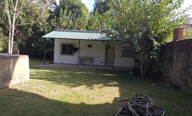 Venta lote con casa a refaccionar en del viso