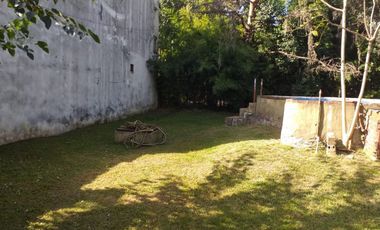 Venta lote con casa a refaccionar en del viso