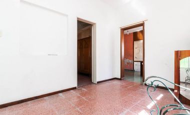 CASA DE 3 AMB CON LOCAL Y COCHERA - LANÚS