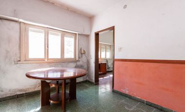 CASA DE 3 AMB CON LOCAL Y COCHERA - LANÚS
