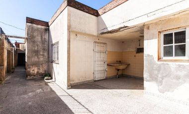 CASA DE 3 AMB CON LOCAL Y COCHERA - LANÚS