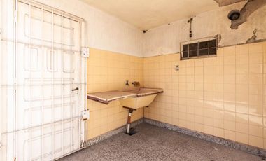 CASA DE 3 AMB CON LOCAL Y COCHERA - LANÚS