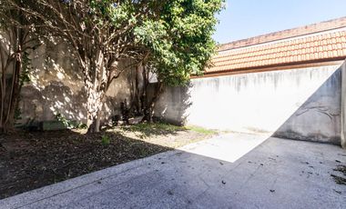 CASA DE 3 AMB CON LOCAL Y COCHERA - LANÚS