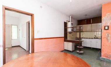 CASA DE 3 AMB CON LOCAL Y COCHERA - LANÚS
