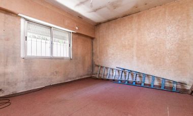 CASA DE 3 AMB CON LOCAL Y COCHERA - LANÚS