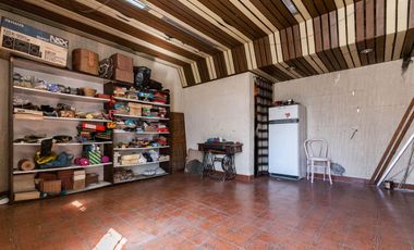 CASA DE 3 AMB CON LOCAL Y COCHERA - LANÚS