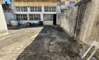 Local industrial con patio, depósito y entrepiso
