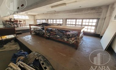 Local industrial con patio, depósito y entrepiso