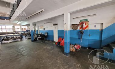 Local industrial con patio, depósito y entrepiso