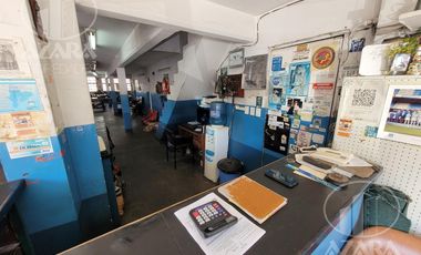 Local industrial con patio, depósito y entrepiso