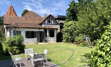 Excepcional Chalet de Estilo sobre lote doble - Venta Directa!!