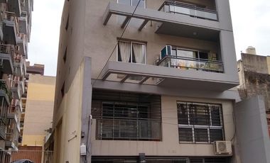 Luminoso 2 ambientes con cochera y baulera