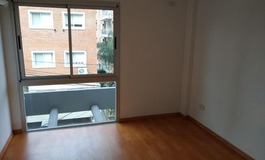 Luminoso 2 ambientes con cochera y baulera