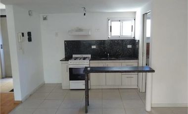 Luminoso 2 ambientes con cochera y baulera