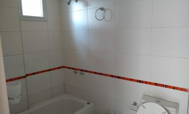 Luminoso 2 ambientes con cochera y baulera