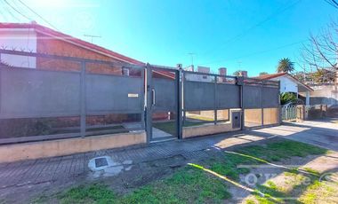 Casa en venta  - Berazategui- Sobre Av  Nestor Kirchner ideal 2 familias