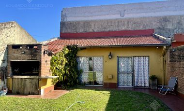 Impecable chalet de 3 dorm   3 baños   garage   quincho    jardín - APTO CREDITO!!