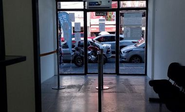 Muy buen local en 3 plantas Avellaneda y Condarco