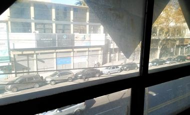 Muy buen local en 3 plantas Avellaneda y Condarco