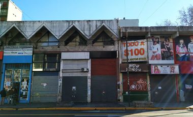 Muy buen local en 3 plantas Avellaneda y Condarco
