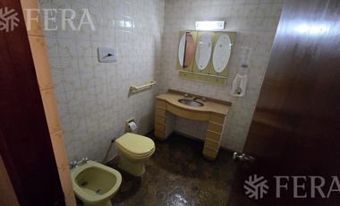 Venta de casa 4 ambientes con cochera y patio en Wilde