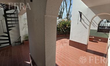 Venta de casa 4 ambientes con cochera y patio en Wilde