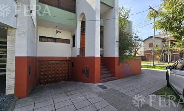 Venta de casa 4 ambientes con cochera y patio en Wilde