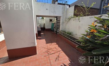 Venta de casa 4 ambientes con cochera y patio en Wilde