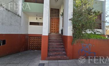 Venta de casa 4 ambientes con cochera y patio en Wilde