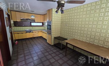 Venta de casa 4 ambientes con cochera y patio en Wilde