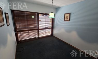 Venta de casa 4 ambientes con cochera y patio en Wilde