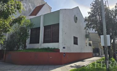 Venta de casa 4 ambientes con cochera y patio en Wilde