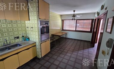 Venta de casa 4 ambientes con cochera y patio en Wilde