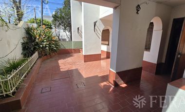 Venta de casa 4 ambientes con cochera y patio en Wilde