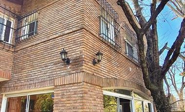 VENTA CASA 4 DORMITORIOS CON QUINCHO Y JARDÍN - FISHERTON