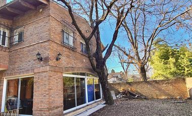 VENTA CASA 4 DORMITORIOS CON QUINCHO Y JARDÍN - FISHERTON