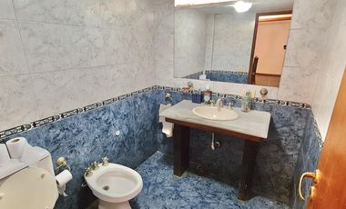 VENTA CASA 4 DORMITORIOS CON QUINCHO Y JARDÍN - FISHERTON