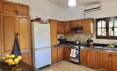 VENTA CASA 4 DORMITORIOS CON QUINCHO Y JARDÍN - FISHERTON