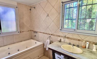 VENTA CASA 4 DORMITORIOS CON QUINCHO Y JARDÍN - FISHERTON