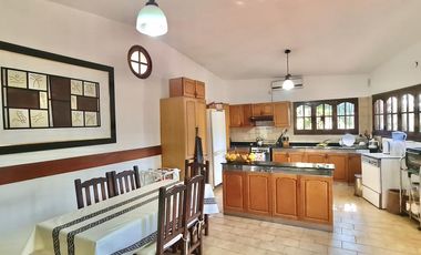 VENTA CASA 4 DORMITORIOS CON QUINCHO Y JARDÍN - FISHERTON