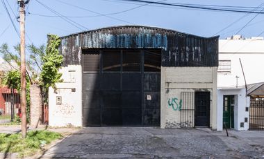 Excelente galpón  150 mts de  Avda Yrigoyen