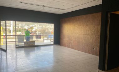 Excerlente local frente a Carretera Nacional