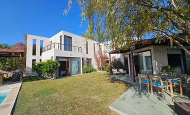 ESPECTALUCAR CASA  SOLIDA DE 4 NIVELES, LA RESERVA, CHICUREO