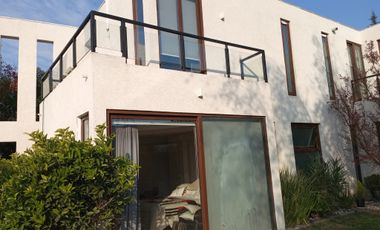 ESPECTALUCAR CASA  SOLIDA DE 4 NIVELES, LA RESERVA, CHICUREO