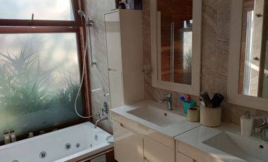 ESPECTALUCAR CASA  SOLIDA DE 4 NIVELES, LA RESERVA, CHICUREO