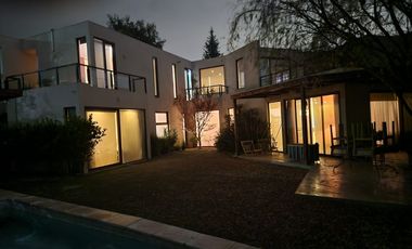 ESPECTALUCAR CASA  SOLIDA DE 4 NIVELES, LA RESERVA, CHICUREO