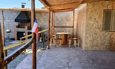 CABAÑA EN PICA SECTOR LA BANDA CON ENERGÍA SOLAR