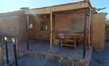 CABAÑA EN PICA SECTOR LA BANDA CON ENERGÍA SOLAR