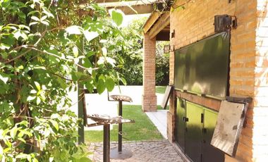 EXCELENTE CONSTRUCCION, AMPLIA CASA TRADICIONAL