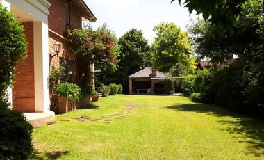 EXCELENTE CONSTRUCCION, AMPLIA CASA TRADICIONAL